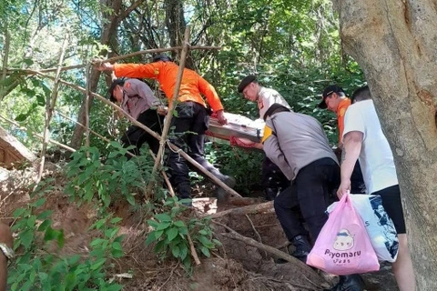 Khách Nga bị sóng cuốn ngã khi chụp ảnh selfie ở Bali