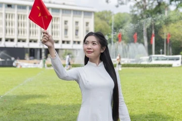 Bay từ Hà Nội vào TP.HCM chụp ảnh mừng ngày 30/4